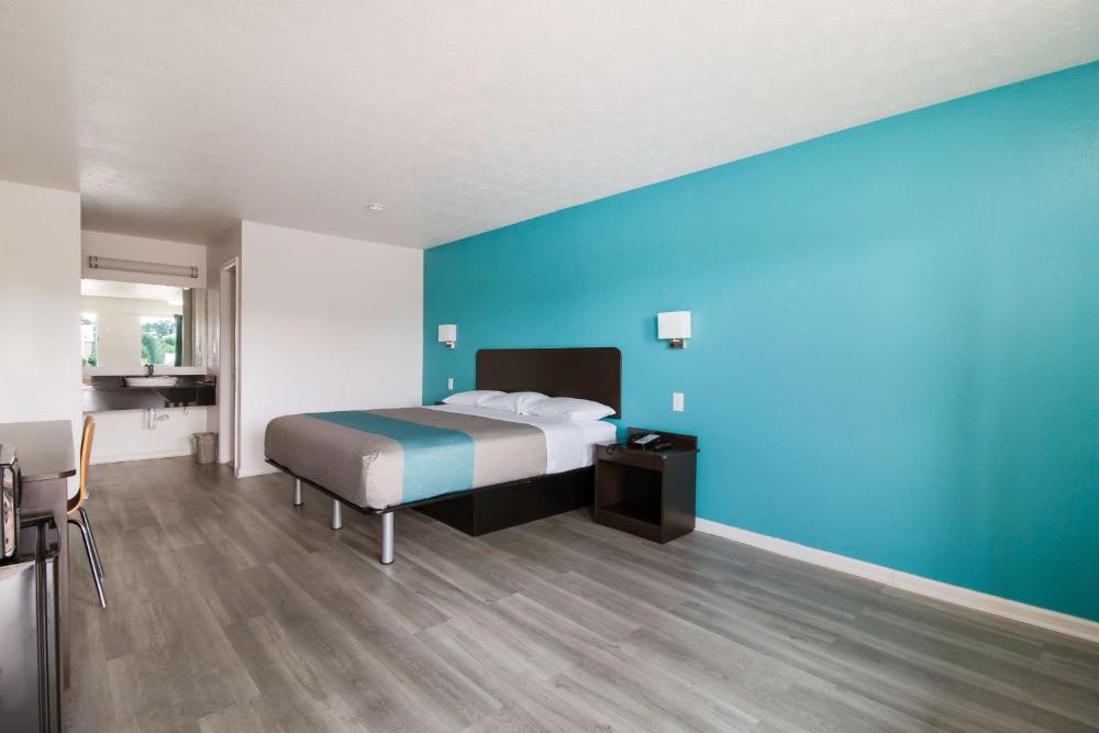 Deluxe King Room - Non-Smoking interior