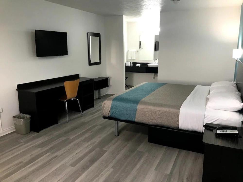 Deluxe Queen Room with Two Queen Beds - Non-Smoking interior